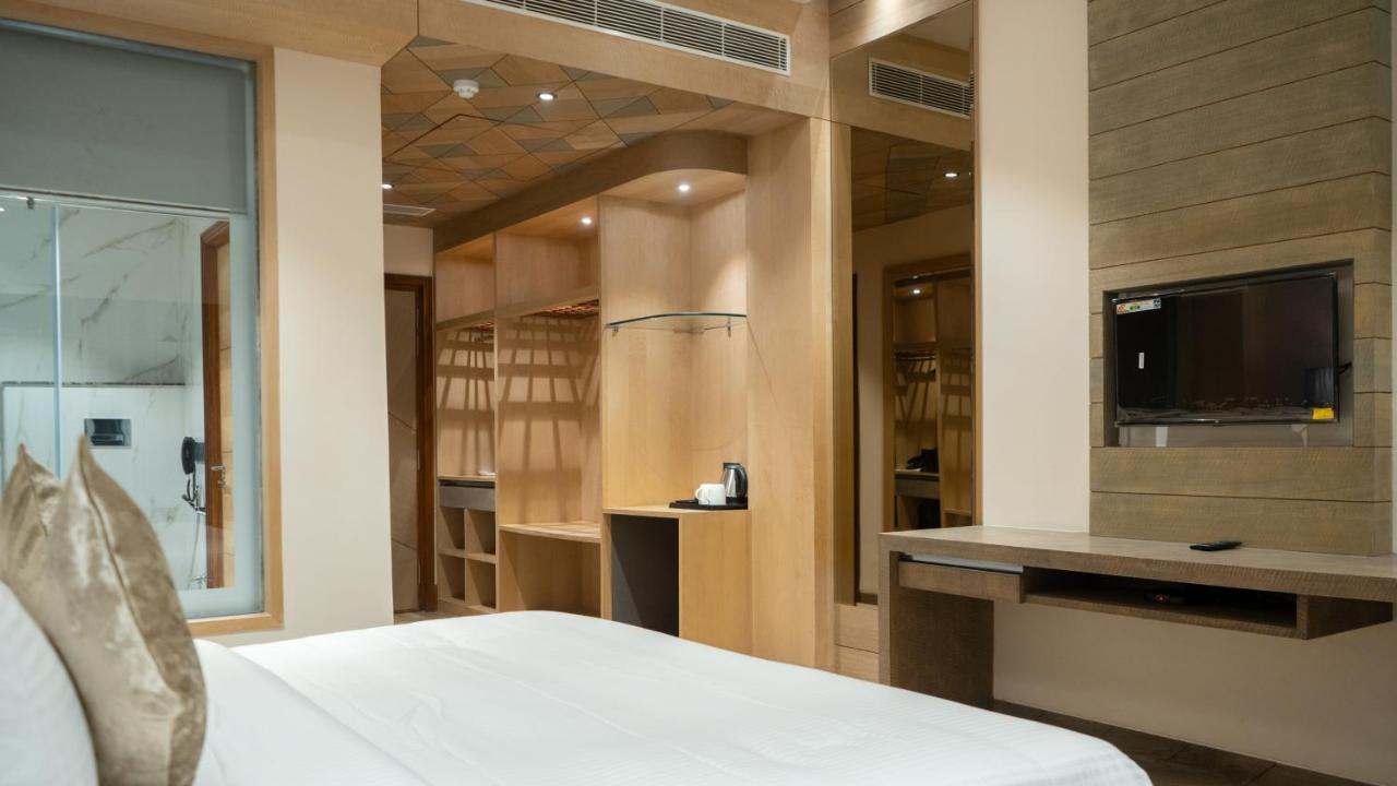 Clarks Inn Suites Kangra Ngoại thất bức ảnh